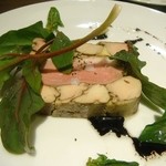 レストランユニック - 鴨の胸肉の燻製と焼フォアグラのテリーヌ、バルサミコ風味