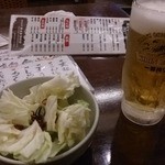 Yakitorijiraiya - お通しのキャベツとビール