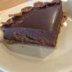 パティスリー リョーコ - きれいに切れていませんが中心部にはケーキ生地が。