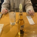 ジェロニモ - キャーーー！！！実は久しぶりのチンカチンカの冷やっこいルービーヽ(´o｀
            
            3週間ほど飲んで無かった。
            
            
            コロナにライム　娘はトニックウォーター
            
            
            初めて飲んで『美味しっ！』
            
            
            
            
            
            