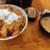 とんかつ 燕楽 - カツ丼。お新香＆豚汁付き。ランチタイムだと更に小鉢も付きます。