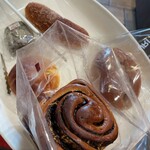 どんぐり - 焼きもっちぃ（ごま） 揚げパン
かぼちゃあんぱん ふんわりチョコホイップ
ぐるぐるチョコパン