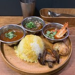 Beet eat - カレー3種盛り(左から牡蠣カレー、熊と牛もつのカレー、エビカレー)&ナスのアチャール、ジャガイモ