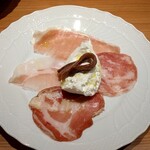 commedia - 生ハムの盛合せとブッラータチーズ