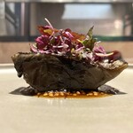 馳走西健一 - ・泳がせサバの炭火焼、荏胡麻のマスタードソース、赤蕪、ビーツ、マイクロ赤紫蘇