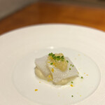 馳走西健一 - ・アオリイカ、カリフラワームース、白葱ソース