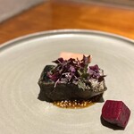 馳走西健一 - ・泳がせサバの炭火焼、荏胡麻のマスタードソース、赤蕪、ビーツ、マイクロ赤紫蘇
