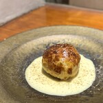 馳走西健一 - ・鮮魚のパイ包み(泳がせタチウオ、オニオンソテー、大葉、ブールブランソース)