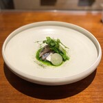 馳走西健一 - ・泳がせアジ、マリネ風 レッドオニオン、菜の花のソース、菜の花、ペコロス、豆の葉