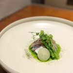 馳走西健一 - ・泳がせアジ、マリネ風 レッドオニオン、菜の花のソース、菜の花、ペコロス、豆の葉