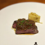 馳走西健一 - ・岩国産 雌牛のハラミステーキ、紅はるかのピューレ、塩漬け胡椒