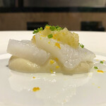 馳走西健一 - ・アオリイカ、カリフラワームース、白葱ソース