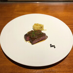 馳走西健一 - ・岩国産 雌牛のハラミステーキ、紅はるかのピューレ、塩漬け胡椒