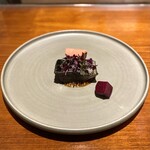 馳走西健一 - ・泳がせサバの炭火焼、荏胡麻のマスタードソース、赤蕪、ビーツ、マイクロ赤紫蘇