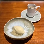 馳走西健一 - ・ピスタチオの自家製アイスクリーム
      ・ホットコーヒー