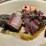 馳走西健一 - ・泳がせサバの炭火焼、荏胡麻のマスタードソース、赤蕪、ビーツ、マイクロ赤紫蘇