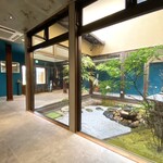 馳走西健一 - 中庭