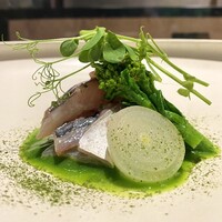 馳走西健一 - ・泳がせアジ、マリネ風 レッドオニオン、菜の花のソース、菜の花、ペコロス、豆の葉