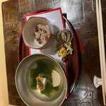 なだ万賓館 横浜店 - おすましが春らしい筍とわかめ。赤飯とマッチ。