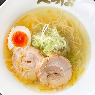 【大人気】鶏の旨味とゆずの風味豊かな「ゆずの塩ラーメン」