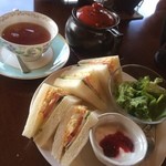 珈琲茶寮 珈楽庵 - 珈楽庵 岐阜大垣店

アールグレイ  590円
  ミックスサンドモーニング 200円

無料モーニングの場合、
厚切りトーストとゆで卵だけ

アールグレイ美味しかった！
ミックスサンドもいい味〜
粒マスタード入ってるのかなぁ

和風の建物で小さなお庭があって
水が流れてて・・・
オシャレなお店でした

味も気に入ったし、また行きたい！！！