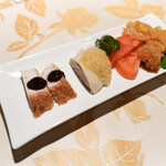 老香港酒家京都 - 皮つき豚、蒸し鶏、トマト、くらげ