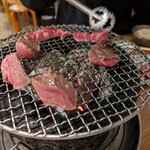 大衆ホルモン酒場 鶴松 - ハラミと豚タン
