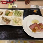 大江戸温泉物語 下呂 - 右のローストビーフも美味しかった