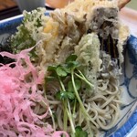 手打そば 満志粉 - 天ぷらに隠れた海老天ととろろが化学反応する
