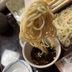 手打そば 満志粉 - タレを少しつけて、香りを楽しむ