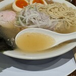 中華そば やなぎや - ふわっと節香る清湯スープは、鶏や豚など動物系の出汁もしっかりの深い旨み