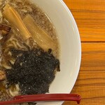 麺屋 だいくう - だいくう中華そば650円（大盛り100円）右