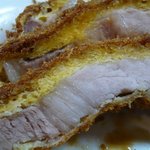 丸八とんかつ店 - もう少し寄ってみましょう。このお店のコロモをよ～く見て下さい。