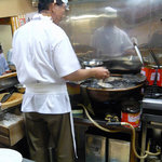 丸八とんかつ店 - ここで、絶品のとんかつが作られていきます。油は２つあって高温用と低温用が用意されているようです。