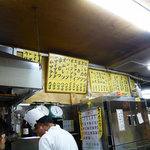 丸八とんかつ店 - お店は１階がカウンター席のみです。そして２階もあります。