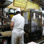 丸八とんかつ店 - もう少し下にして撮りました。今はかつサンドを作っているところです。