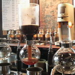 自家焙煎の豆をサイフォンで