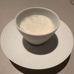 SEZANNE - 帆立　ホースラディッシュ　わさび菜のスープ