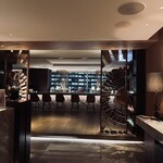 SEZANNE - エントランスから見えるバー