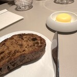 SEZANNE - 麦芽大麦パンとブルターニュバター