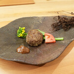 柚木元 - 熊の足のハンバーグ、ゆべし、香黒い茸のポテト風、菜の花