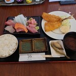 Rokusuisan - ●刺身定食　1,300円
                      
                      ●鯵フライ（単品）1匹　550円
                      
                      を注文してみた