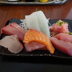 ろく水産 - ▷刺身　3.8
            1,300円の刺身定食としてはお安い価格なのに、、、
            
            天然ヒラメ、天然ブリ、サーモン、
            イカ、トロ、メジマグロ
            
            と精算時に大将さんにお願いして説明してもらえた