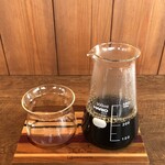 Amayadori Kohi - ハリオのコニカルビーカーをコーヒーサーバーにしていて、カップはOREAのSENSE GLASS CUPです。