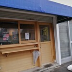 GYUGYU BURGER - お店の左側にイートインスペースガ有ります