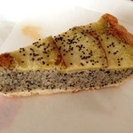 窯焼きパンの店 酪 - さつま芋と胡麻のタルト