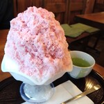 秀月堂 - 料理写真:さくらミルク（800円）見事な桜色のかき氷です