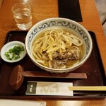 銀座 木屋 - 牛肉とごぼう天うどん。