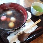 秀月堂 - 湯気まで写真でとらえられました　白玉ぜんざい（700円）　大粒の小豆が程よい硬さで美味しい　白玉はとろけるような柔らかさです