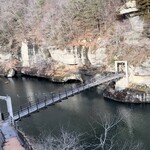 芳賀商店 - 夏は渡れる吊り橋。